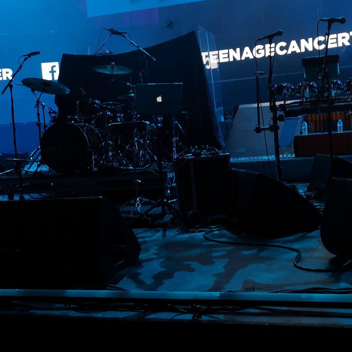 robbie5914's tweet photo. Front stage #teenagecancergig https://t.co/PAEJD3MGM3