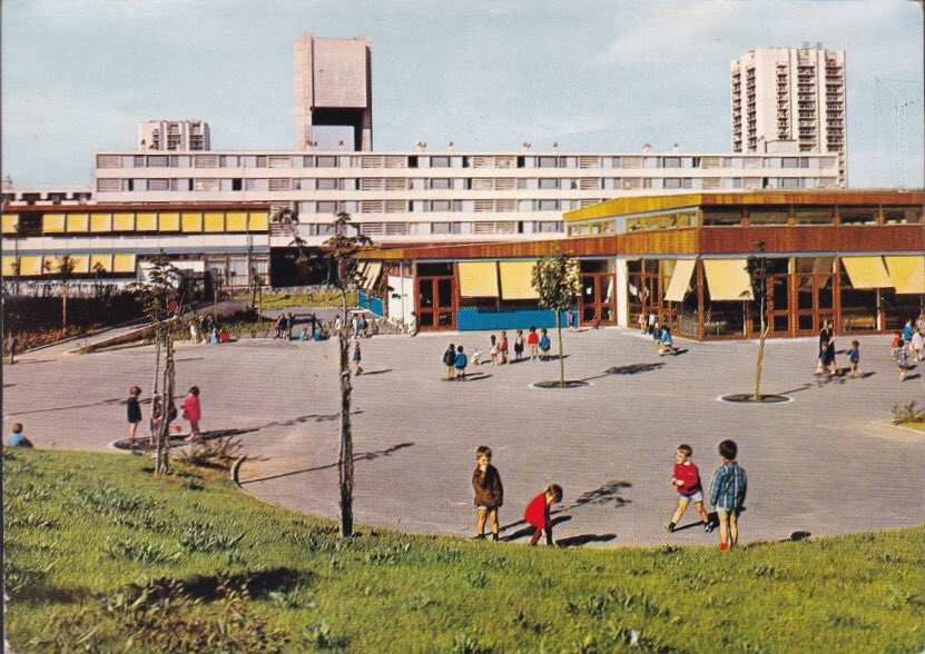 CecileDuflot's tweet photo. École maternelle Jules Ferry, Surville, fin des années 70. S’il y a une petite fille avec une djellaba tricotée en laine rayée marron orange et jaune, c’est moi (oui j’ai toujours eu le sens du style dans les robes 😎) Merci @renaud_epstein de m’avoir  envoyé ce https://t.co/b1enNKPHvy