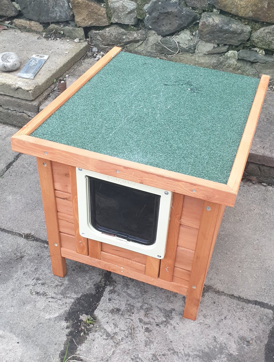 Lollasaurus's tweet photo. I've been crafty again; little cat house for outside, both for when our #cats get caught out in the rain, and the few local strays I need to befriend and rescue. Starting with the one that looks like a raccoon. 
@annasrescue https://t.co/QtFeCKu67h