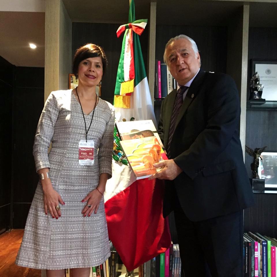 TorrucoTurismo's tweet photo. La gastronomía es una de las apuestas más importantes del turismo, importante motivador de viaje. Hoy recibimos la visita de la @ChefAlondra Maldonado, autora del libro "Sabores de Nayarit" exhibido recientemente en París en una muestra de libros ganadores de los #GourmandAwards. https://t.co/93C4H4ZRtf