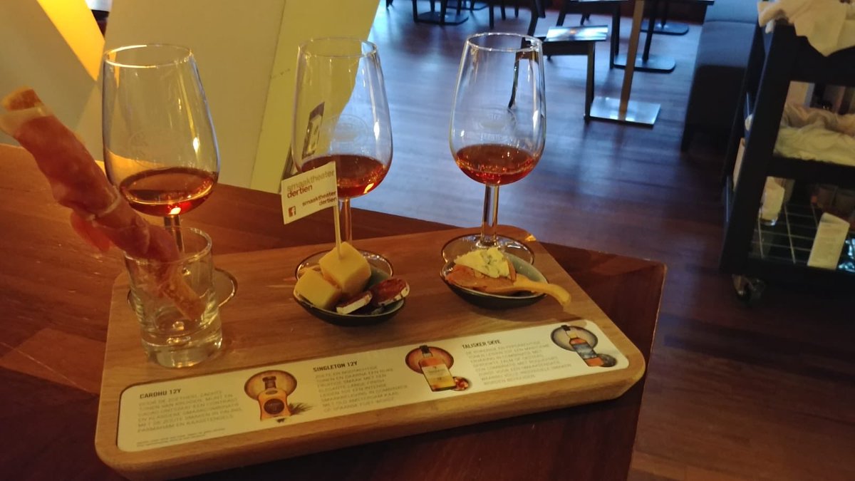 _LindaTran's tweet photo. NIEUW! 💥 Kom je ook #whisky proeven @Parktheater #Eindhoven? Voor €17,50 krijg je 3 fijne whisky’s bij @smaaktheater 1️⃣3️⃣ Stap 1 is bij deze afgevinkt. Stap 2 en 3 daar vertel ik jullie binnenkort meer over! #cardhu #talisker #singleton #smaaktheaterdertien #drinks #food #bite https://t.co/uYe8EgwoZs