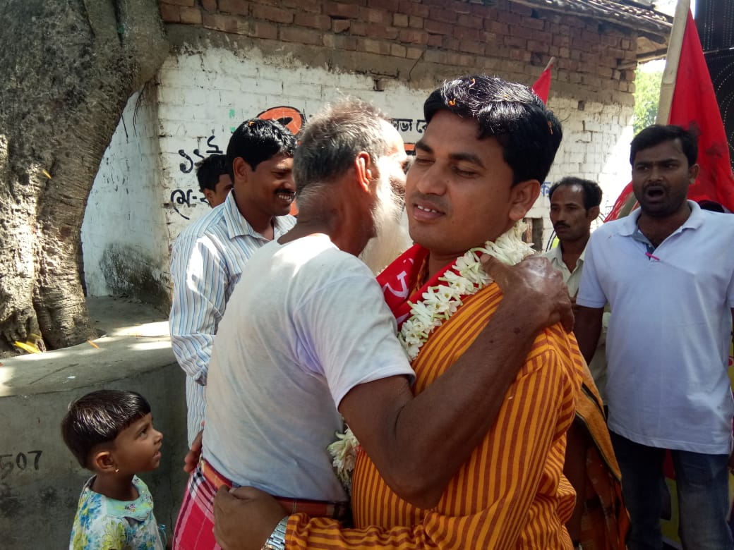 Leadernazim1's tweet photo. Vote for Ibrahim Ali. Campaigning in halida today.
#vote4left
#dilseibrahim
#leftforbengal
#leftfront
#cpim https://t.co/fMxI6vzVJI