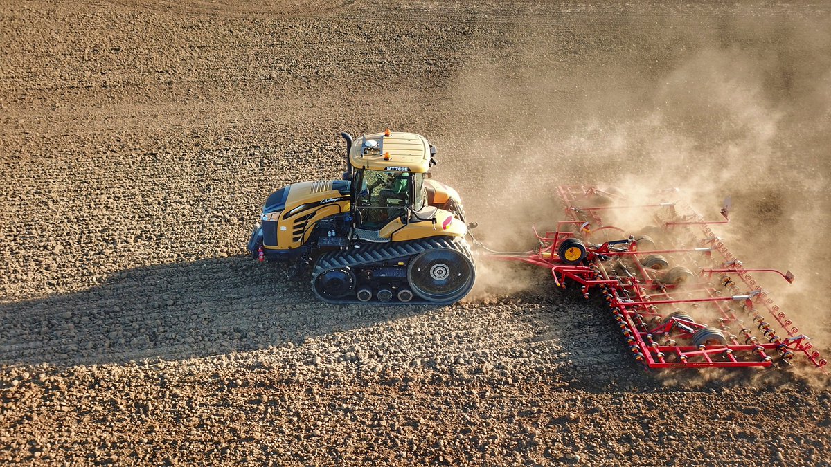 mt765c's tweet photo. Covered 125acres this afternoon getting the land ready for #birdseyepeas really impressed with the @VaderstadUK NZ @PandBMachinery https://t.co/bB9mj9u2Xy