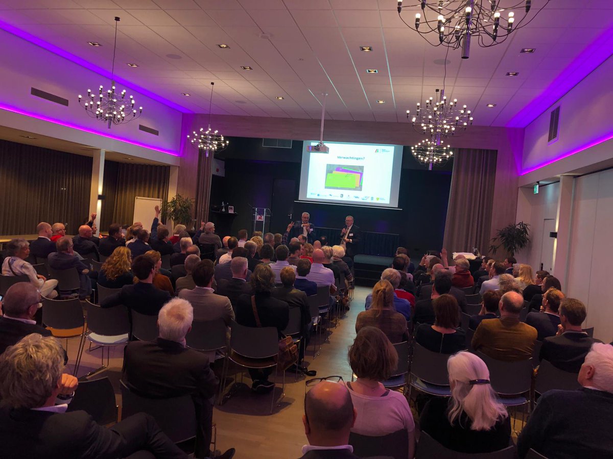 Mooie opkomst bij de kick-off bijeenkomst voor De Dialoog over energietransitie, arbeidsmarkt en kwalitatieve woningbouw. Veel enthousiasme bij de deelnemers. Fijn ook de betrokkenheid van raadsleden en bestuurders te zien.