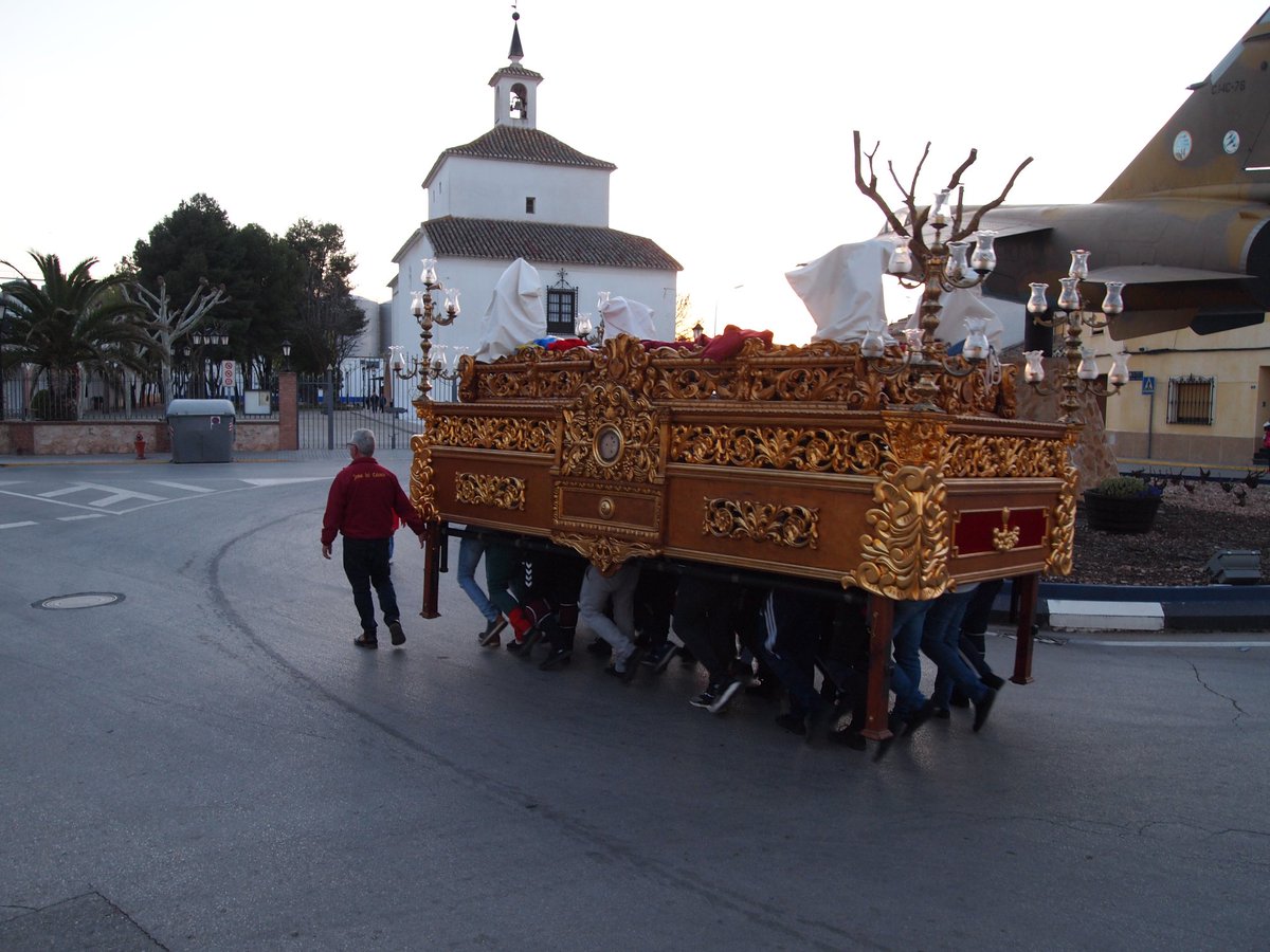cofradecalvario's tweet photo. En la tarde de ayer partíamos del barrio de la Asunción los Costaleros de la Oración a nuestro querido barrio de Loreto. Ya estamos aquí MADRE, estaremos unas semanas contigo, hasta que partamos a nuestra Estación de Penitencia. https://t.co/DyPxdBjHmh