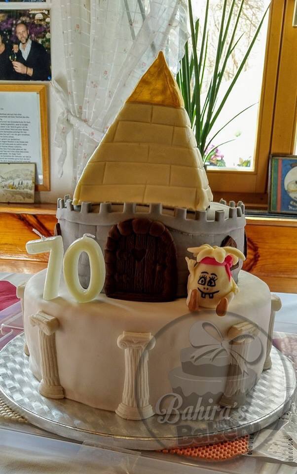 On the weekend I created a birthday cake for my mums 70th birthday party! 
I took history as the theme
cakes are:
temple: chocolate cake with a bit of apricot jam
castle: lemon cake with raspberry cream
pyramide: espresso cake