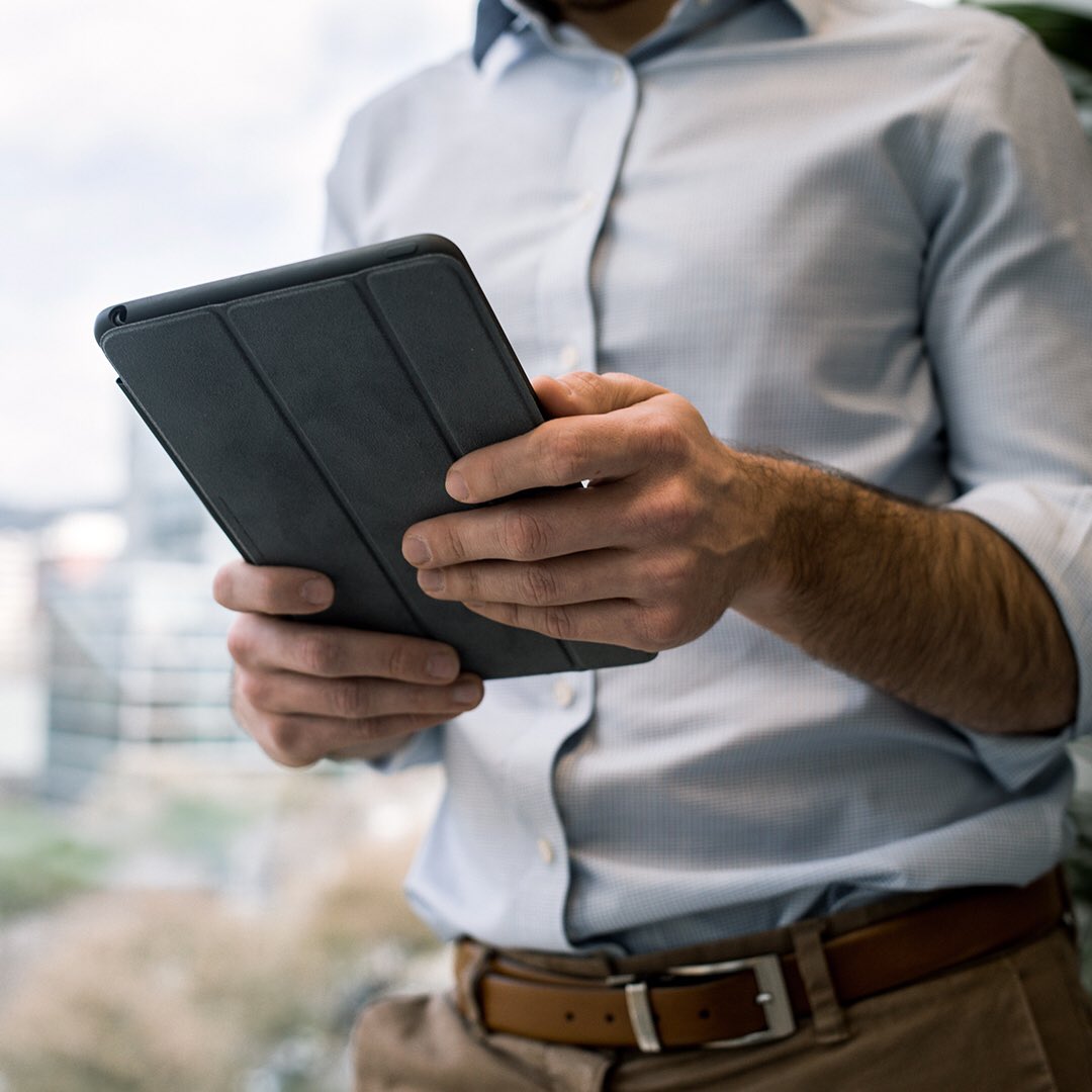 Olvidate de estar parado en la calle con la mano levantada, esperando que un taxi pare. Nosotros hacemos #TuVidaMásEasy. Descargá nuestra app, ingresá el destino donde quieras ir y pedí tu Easy Taxi.