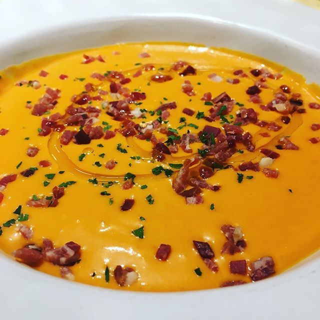 acme_ESP's tweet photo. Es que la foto del otro día era mala, lo sé. Con todos ustedes el #peazo 1/2. Salmorejo de @taberna_laredo solving bad Monday’s since #lahuevadeaños https://t.co/QuCJpUre7u https://t.co/ufYF6kPrIK