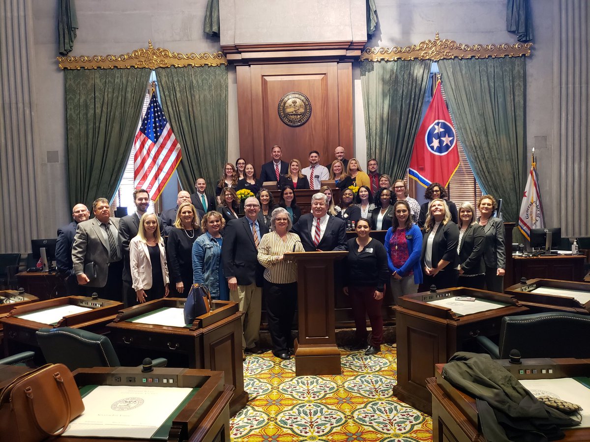 leaders_OR's tweet photo. Traditional group photo in Senate Chambers with Lt. Governor McNally. #LOR2019 https://t.co/Ek6Kv6ZiSJ