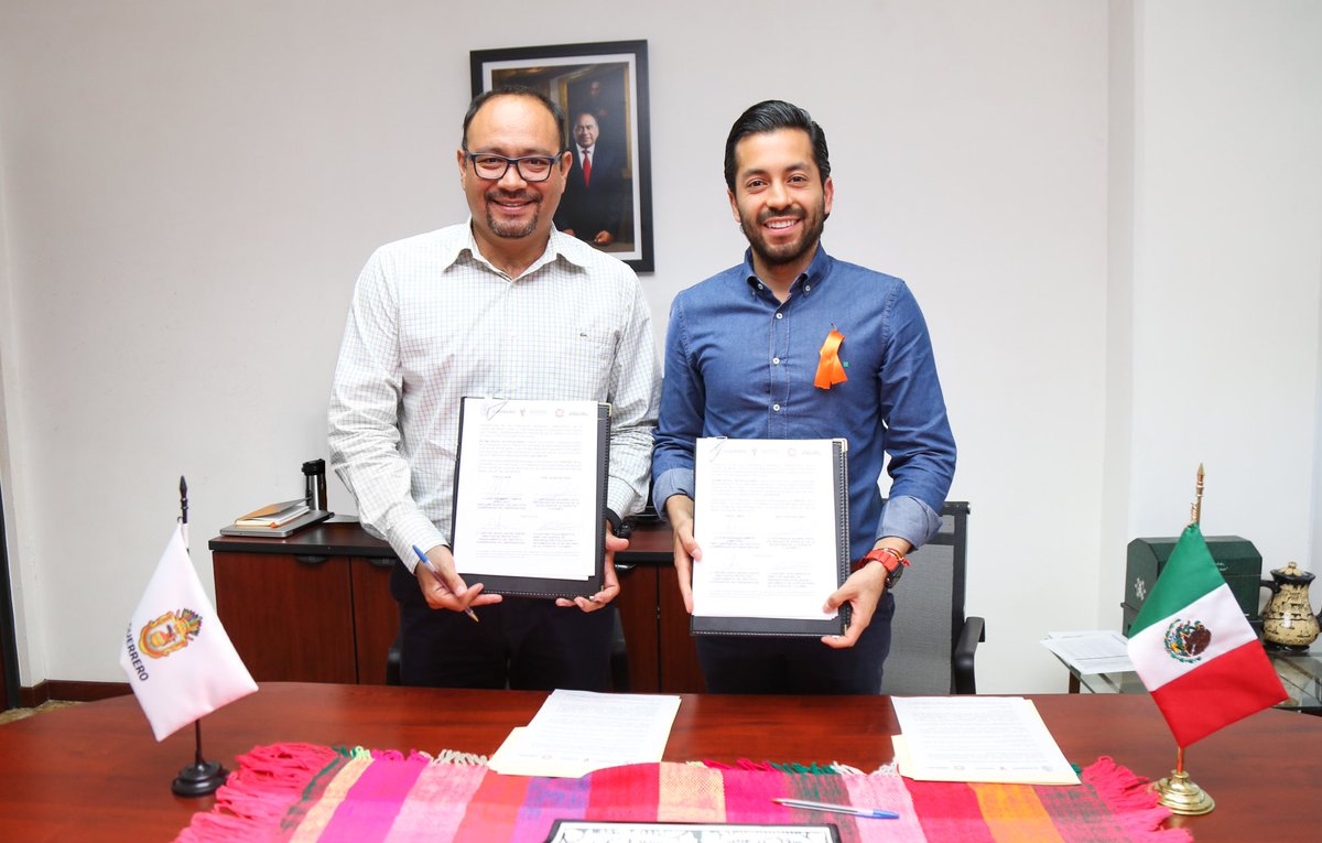 SejuveGuerrero's tweet photo. Los titulares de la #SEJUVE y del @INGE_OPD, Luis Aguirre Justo y Bernardo Campos Zubillaga, respectivamente, firman convenio de colaboración con el objetivo de contribuir al desarrollo de los proyectos de las y los jóvenes emprendedores a través del programa SEJUVE Networking. https://t.co/sDWZUj14H6