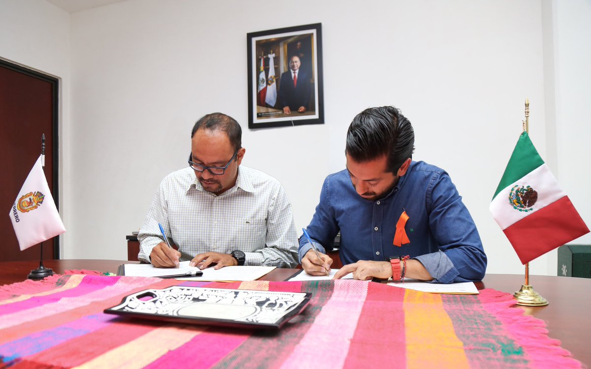 SejuveGuerrero's tweet photo. Los titulares de la #SEJUVE y del @INGE_OPD, Luis Aguirre Justo y Bernardo Campos Zubillaga, respectivamente, firman convenio de colaboración con el objetivo de contribuir al desarrollo de los proyectos de las y los jóvenes emprendedores a través del programa SEJUVE Networking. https://t.co/sDWZUj14H6
