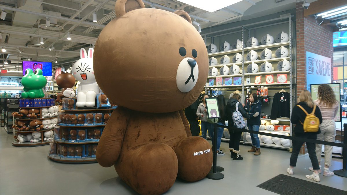 yoshi_kotch's tweet photo. タイムズスクエアのLINE FRIENDS Shop。メッセージアプリとして米国では断然シェアの低いLINEだけど、アメリカ人や各国からの多くの観光客が訪問して賑わっていることを見ると、認知を高めるオフラインショップとしては成功かな。

#SpringatLineFriends でSNSに投稿してレジで見せると一部商品70% OFF https://t.co/HgyWZ5RvOY