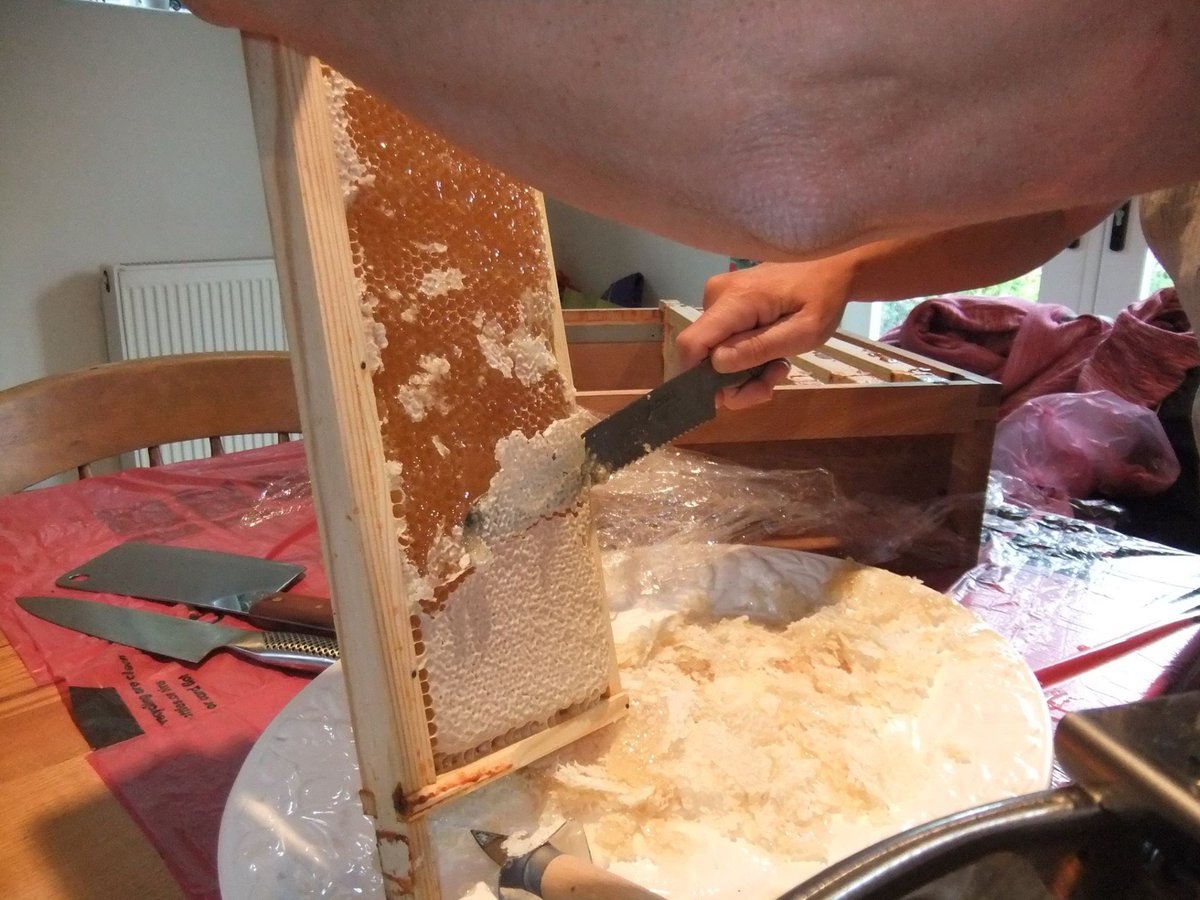 LCraftfair's tweet photo. Ayuroma skincare products are made from natural raw ingredients. Ayuroma are bee keepers, and therefore have a fresh supply of raw bee products which they incorporate into the creams and lotions.  #handmade #creams #honey #bees #lotions #craft #skincare #natural #ayuroma https://t.co/ARIynnzqro