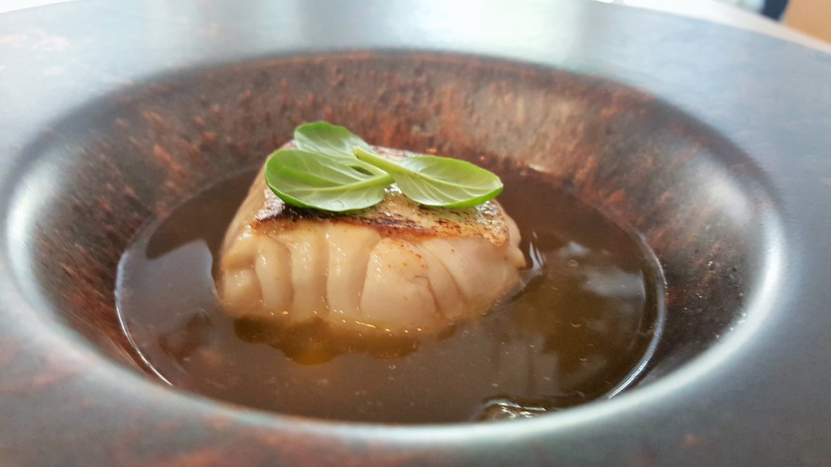 complicidadgast's tweet photo. NUEVO POST: La propuesta gastronómica de @7islashotel : "Placer en el lobby".
Atención a la pareja que forman @NarcisoBermejo y @xabiguitart. El cocinero gallego (24) conforma platos sabrosos de pocos elementos, profundos y sutiles. Merece mucho la pena. 
https://t.co/vWiaRYQ65P https://t.co/3xR9KzIYTv
