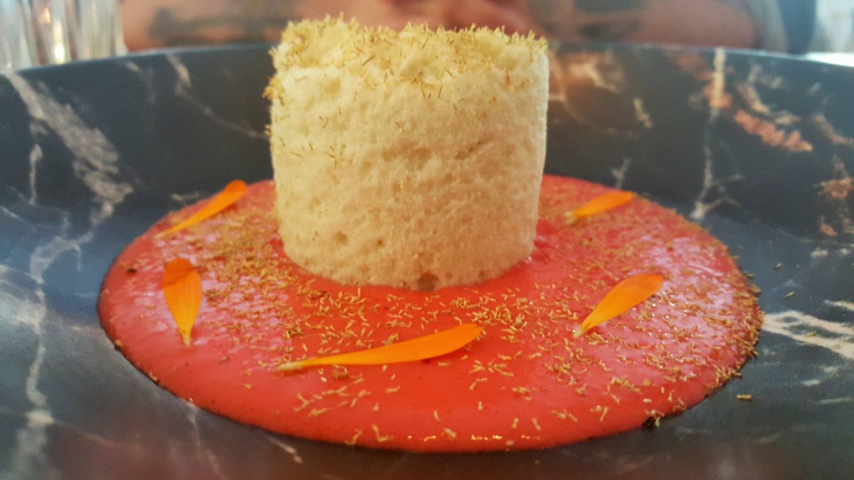 complicidadgast's tweet photo. NUEVO POST: La propuesta gastronómica de @7islashotel : "Placer en el lobby".
Atención a la pareja que forman @NarcisoBermejo y @xabiguitart. El cocinero gallego (24) conforma platos sabrosos de pocos elementos, profundos y sutiles. Merece mucho la pena. 
https://t.co/vWiaRYQ65P https://t.co/3xR9KzIYTv
