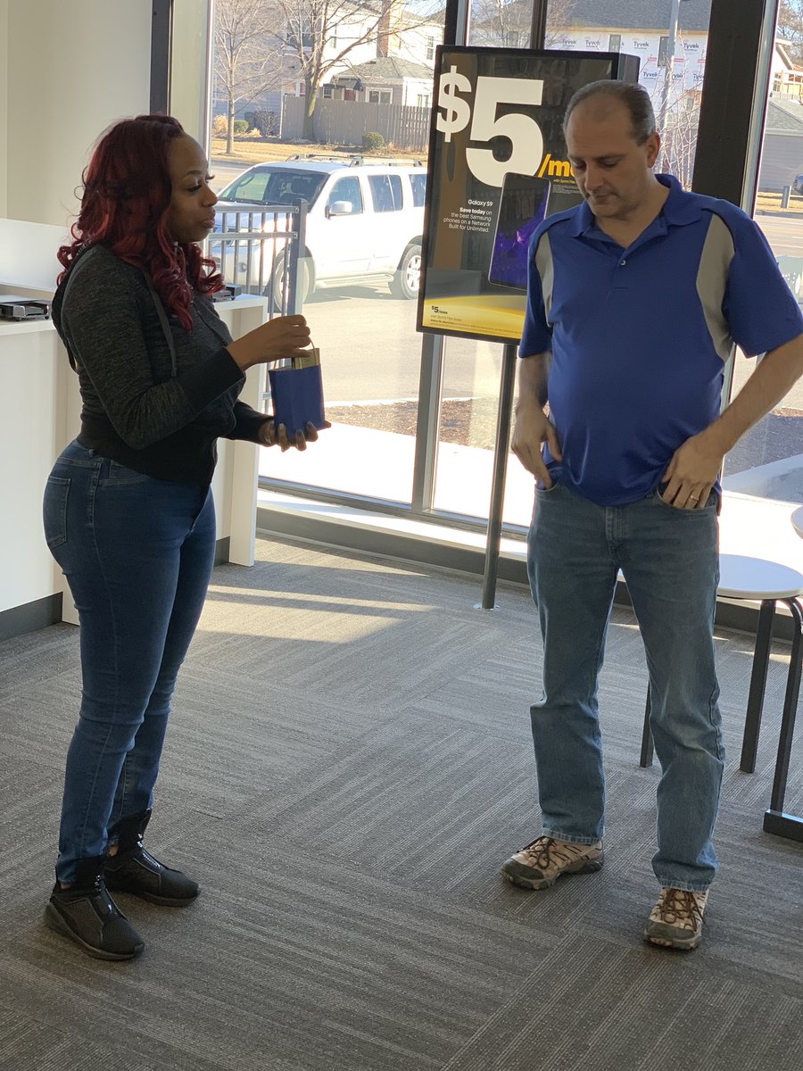 AntoineJoiner's tweet photo. Customer came in to bring Parris at NAPERVILLE a gift for her service helping him get more value by using RPe..
@AngelGomez143 @SprintNapTown https://t.co/tRZQEm0zc2