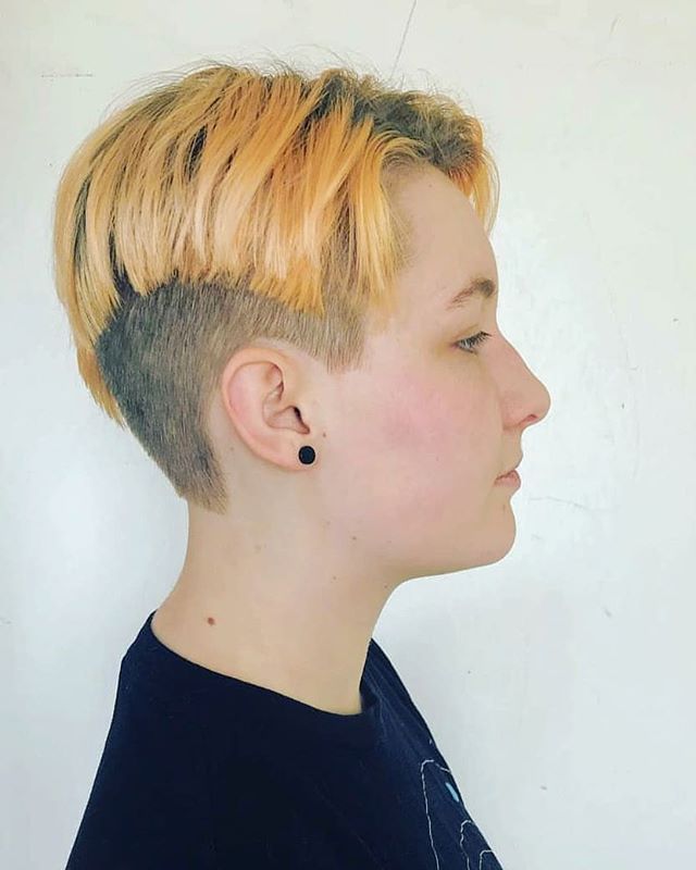 BuzzcutGuide's tweet image. Buzzcut: @hairforqueers work on @planetmoonstars #haircutideas #blondehair #clippercut #buzzcut #queerhair #nonbinary #theythem #queerstyle #queerfashion #hairinspo #shorthairideas #diystyle #diyhaircut