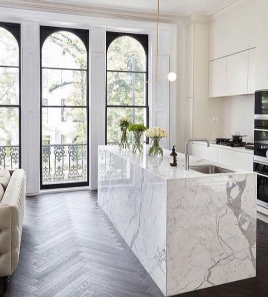 E7_Flooring's tweet photo. A chic open plan kitchen in this city apartment - love the marble island...
.
.
.
#herringbonefloor #kitchen #interiordesign #interiorinspo #interiorinspiration #interiors #decor #herringbone #theworldofinteriors #homedecor #homedesign #interiorinspiration #element7flooring https://t.co/UJsqn7j5Ha