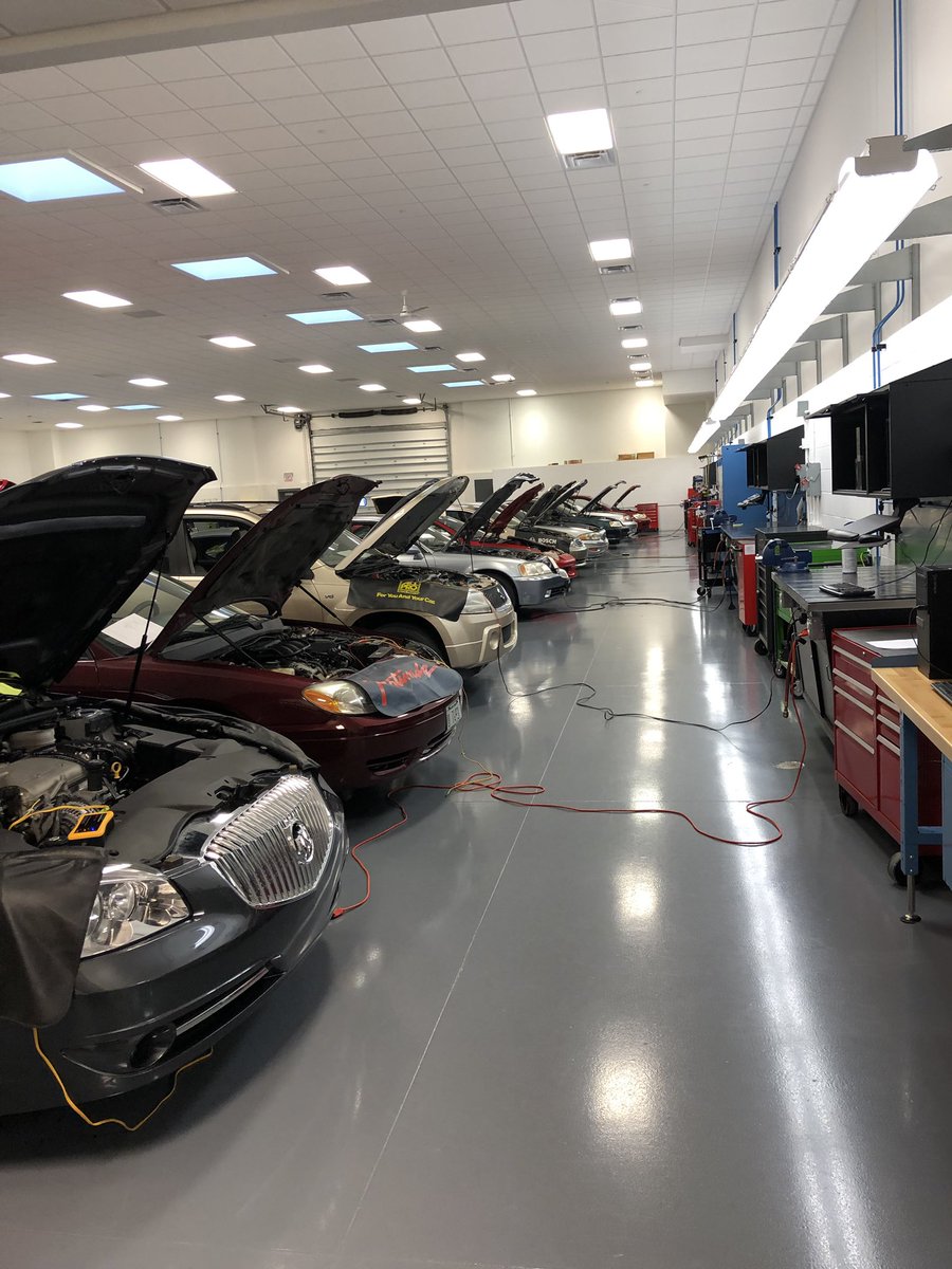 ChrisSimek99's tweet photo. SIUC Counselor Visit 2019. #VISITSIU #automotiveprogram #topinthenation #100percentjobplacement #mortonpride https://t.co/X8ZoOVKLcv
