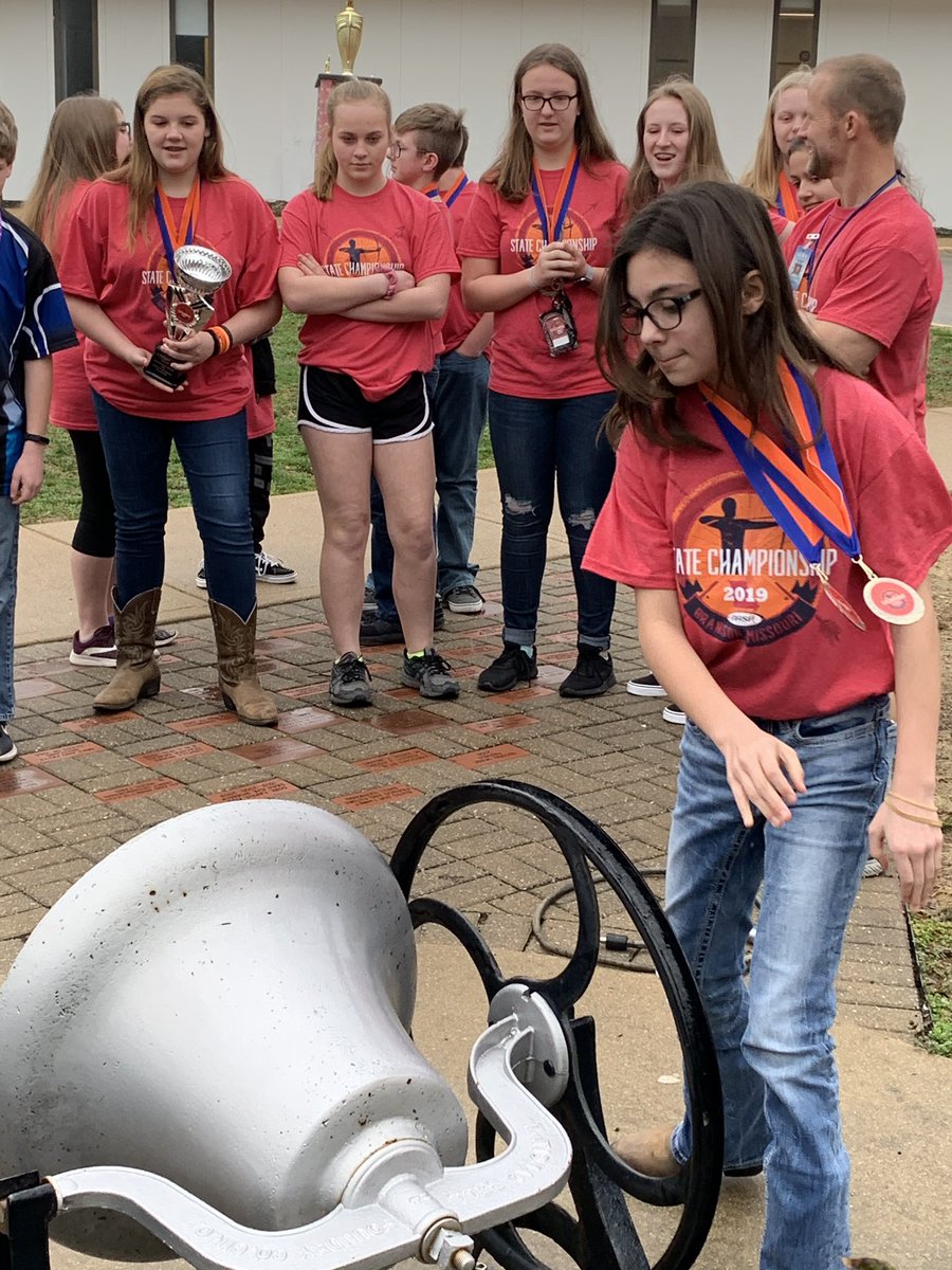 Hillsboro_JH's tweet photo. And then rang the Steighorst Victory Bell! https://t.co/TTRY4rTB3C
