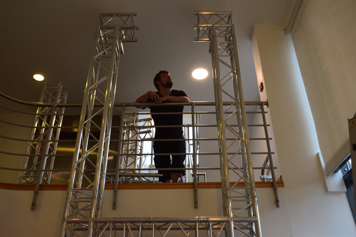JRDesFab's tweet photo. Check out the CIG Wilmslow Reception Install. We took elements from the Hammerhead lift asset to bring the 2019 metal truss to 2949 and suspend the #SabreRaven in style in #StarCitizen #SCModels #CIGReception https://t.co/ltS0J4unlo