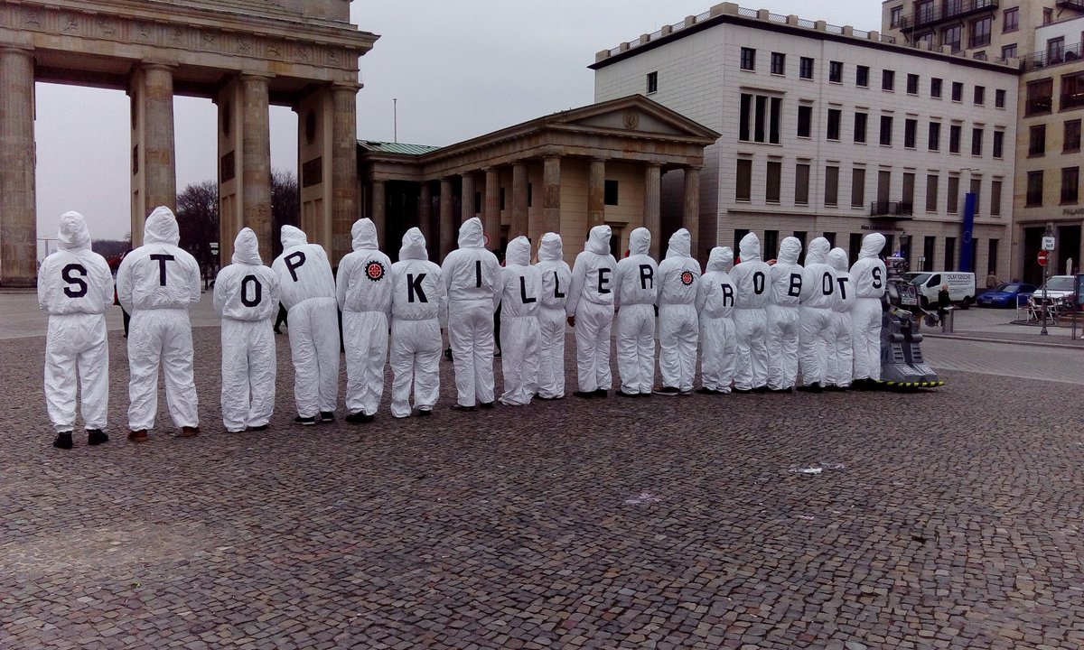 KillerRoboterSt's tweet image. .@BanKillerRobots photo in front of Brandenburg Gate in #Berlin named as one of the best pictures of last week in @welt. Thank you: bit.ly/2UQQf8I

#KillerRobotsGer @feministfp @dfgvk_bv @urgewald