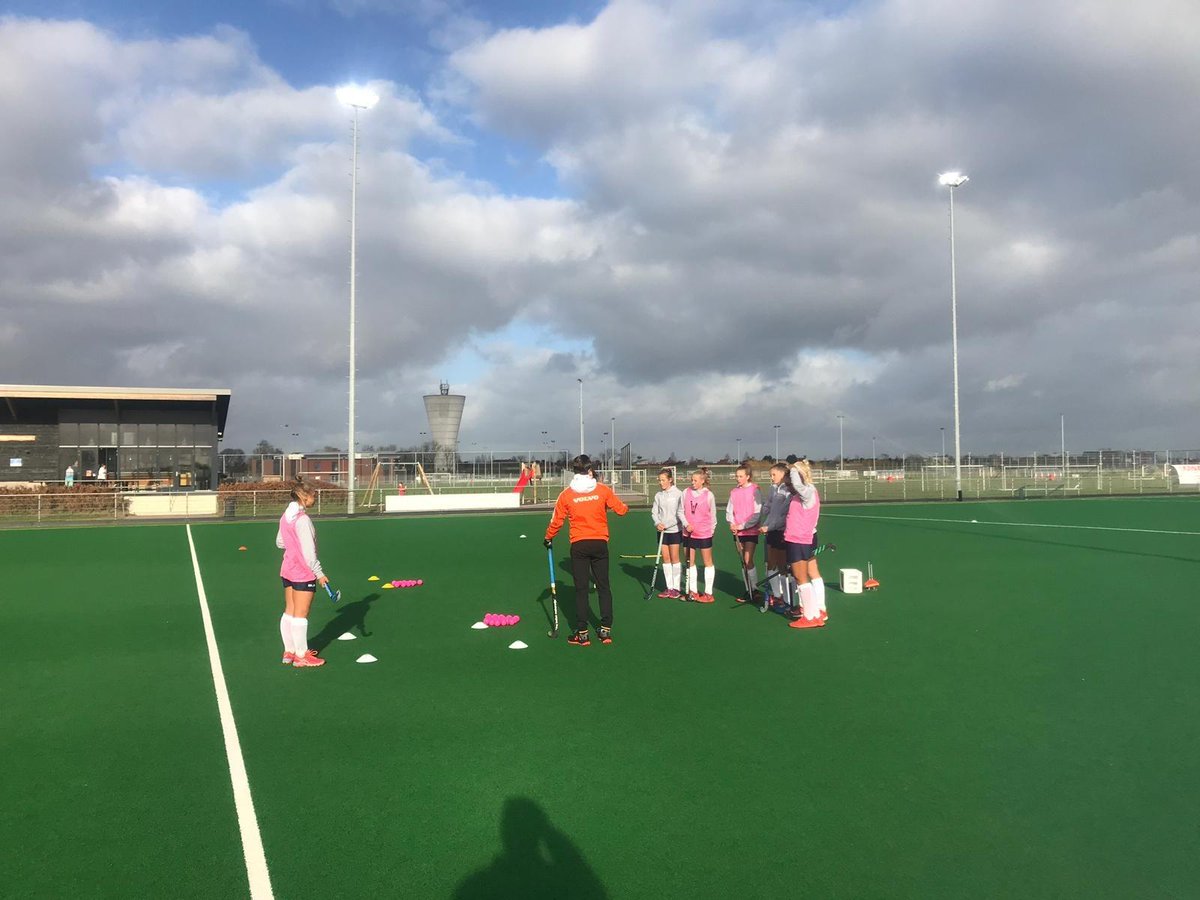 bommelerwaard's tweet photo. Capetown visiting @bommelerwaard today.  Afternoon clinic by Den Bosch players Pep Reijenga and Teuntje de Wit and Lotte de Beijer and Sam Verhoeven. Test matches against MHC @bommelerwaard  MC1 and MB1.  Magic moments. https://t.co/DqxIFTd8vv
