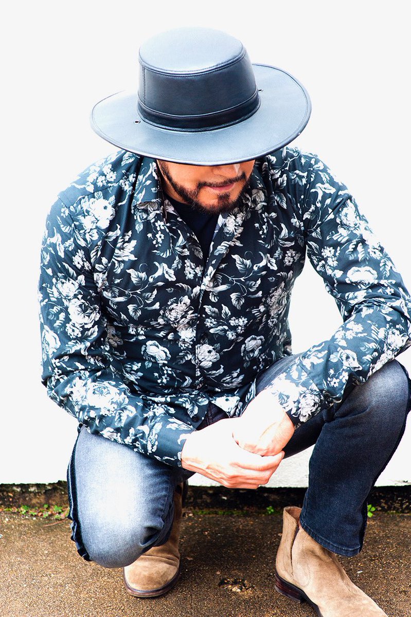 OSCARDELAROSA's tweet photo. Les gusta mi estilo? #thehat #theboots #fashion #johnvarvatos #theshirt #jaredlang #themusic #lamafia #oscardelarosa https://t.co/0nmodZ8VU4