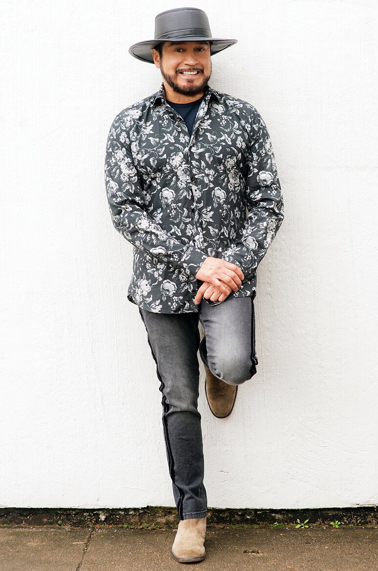 OSCARDELAROSA's tweet photo. Les gusta mi estilo? #thehat #theboots #fashion #johnvarvatos #theshirt #jaredlang #themusic #lamafia #oscardelarosa https://t.co/0nmodZ8VU4