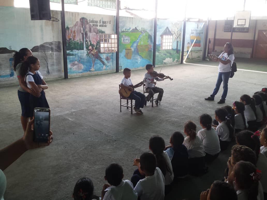 culcamaguan's tweet photo. @culcamaguan Gira de amor y solidaridad en los municipios esteros de camaguan con música, teatro y danza.. @esteros_jose @Enrique10914358 @ZonaEducGuarico @josemvasquez @loida https://t.co/UOLi0jvQmr