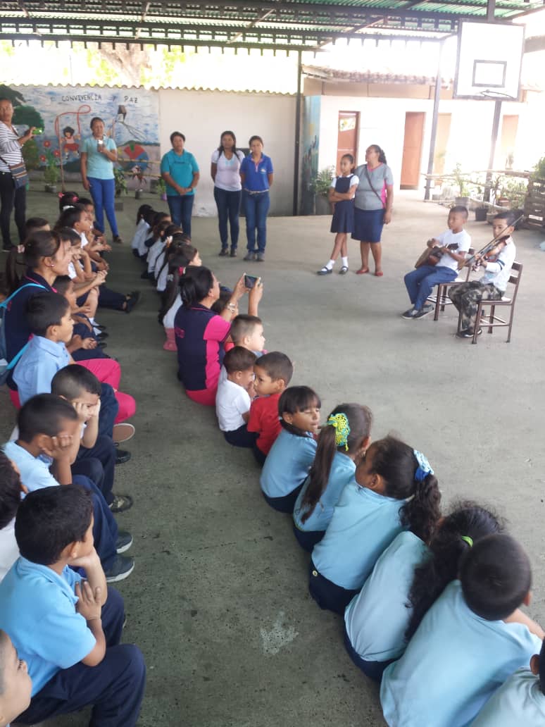 culcamaguan's tweet photo. @culcamaguan Gira de amor y solidaridad en los municipios esteros de camaguan con música, teatro y danza.. @esteros_jose @Enrique10914358 @ZonaEducGuarico @josemvasquez @loida https://t.co/UOLi0jvQmr