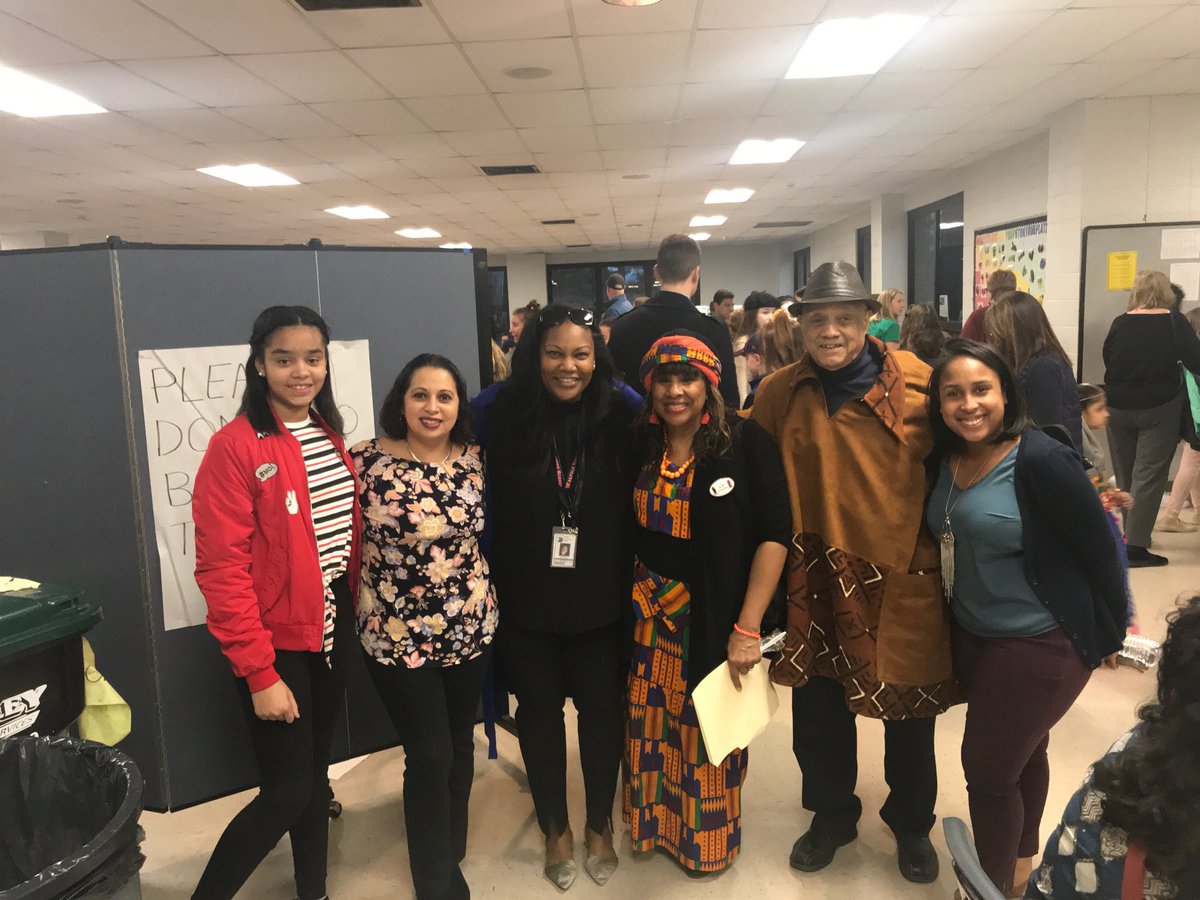 sassyjyc's tweet photo. ⁦@METCOIncHq⁩ ⁦@MetcoDirectors⁩ Annual World Language &amp; Culture Night@ Foxborough High School https://t.co/8U5Ryb8Ux9