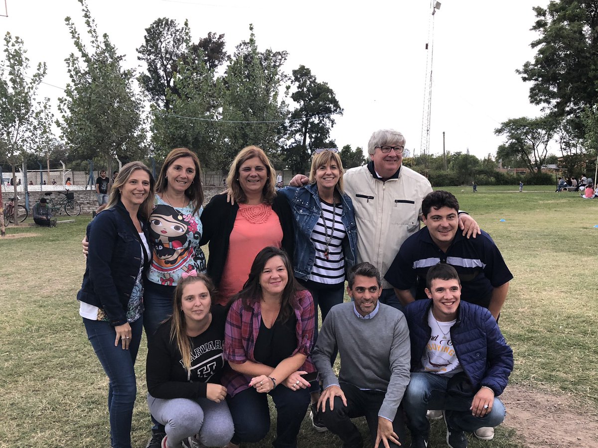 rodenasale's tweet photo. Los clubes de barrio cumplen un rol fundamental y primordial en la contención social de nuestra gente.

Junto a @chanizamora visitamos el club Atenas de Santo Tome y conversamos con los directivos y directivas. Y de paso, jugamos un rato con los chicos. 😁⚽️ https://t.co/rYFVhvWSPF