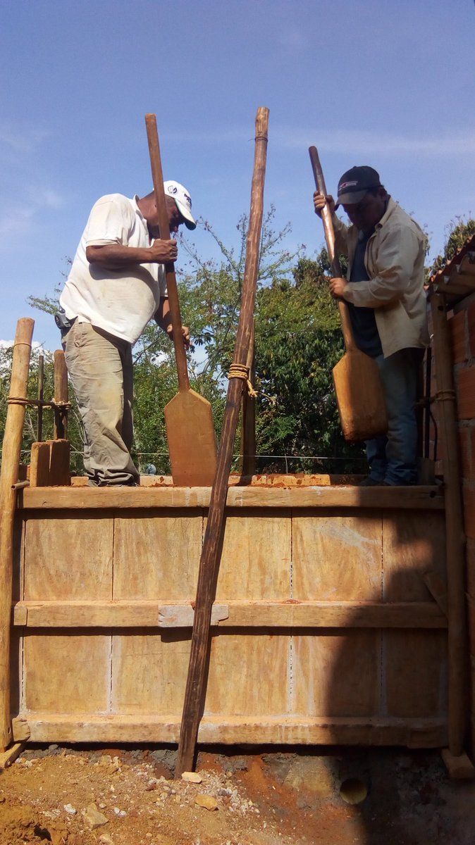 Cristian_A27B's tweet photo. Trabajo de mi linda #Barichara dos maestros de la Tapia, padre e hijo, DON Climaco Y DON Gerardo Gómez #arquitecturaentierra #Tapiapisada trabajando en este hermoso proyecto ❤ https://t.co/DE35YNr3DU