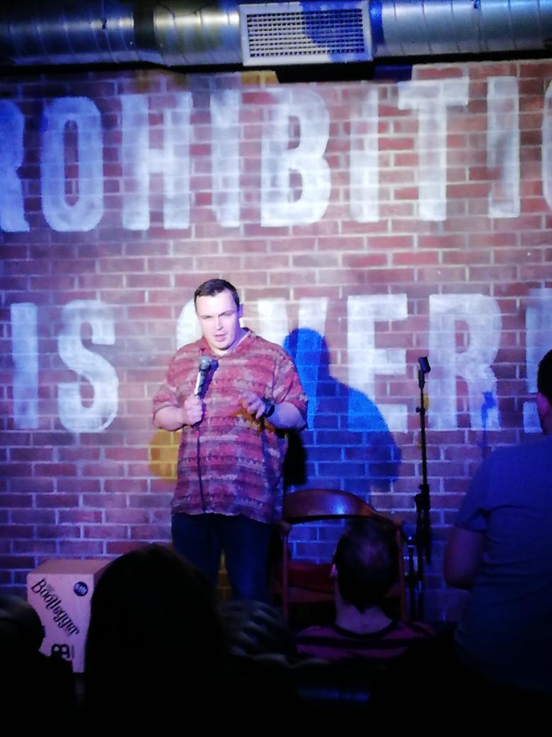 BootleggerCome1's tweet photo. Alex Perkes wearing a goddamn brickwork shirt https://t.co/z6ODZWtz9e