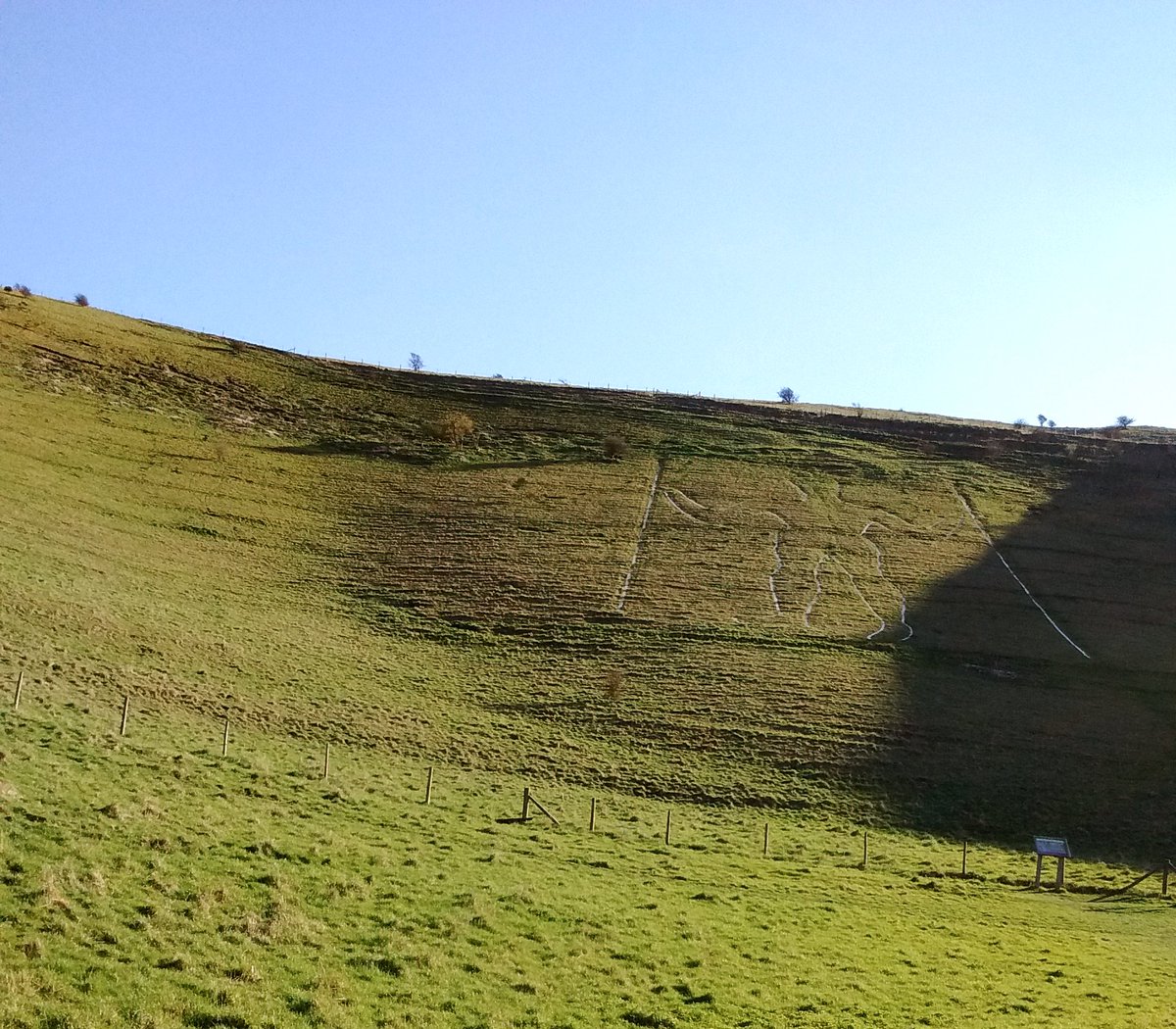 Collector140mya's tweet photo. Great visit to see The Long Man of Wilmington today. We walked to the top to see the stunning views. #landmark #landscape #Sussex #Wealden #TheLongMan #EastSussex #England https://t.co/uo6VpDAnAz