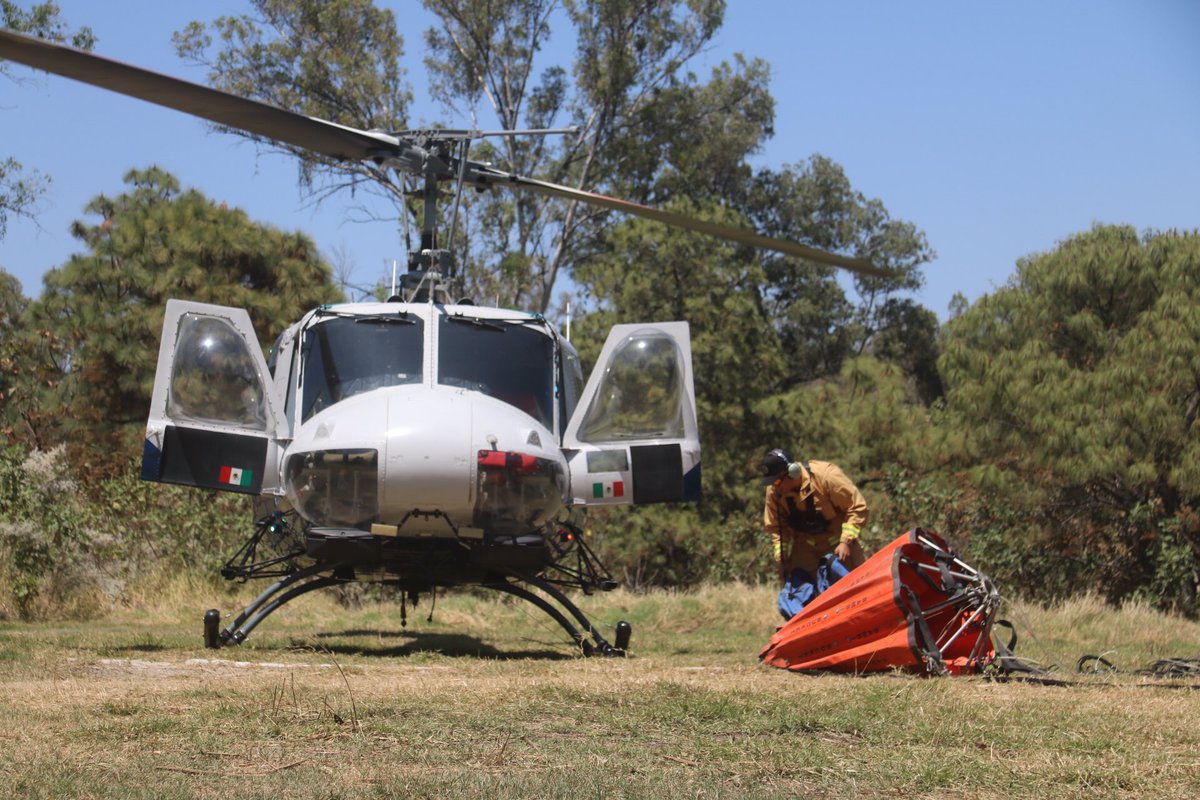 UMPCyBZ's tweet photo. #Entérate 
  
Son 3 brigadas forestales las que trabajan en el inicendio del Cerro de Tateposco en San Esteban. 

Con apoyo del helicóptero #Tláloc🚁 , se realizaron 10 descargas en las zonas de difícil acceso. 

No olvides reportar al 911 cualquier columna de humo. https://t.co/I4QRvMAeQd