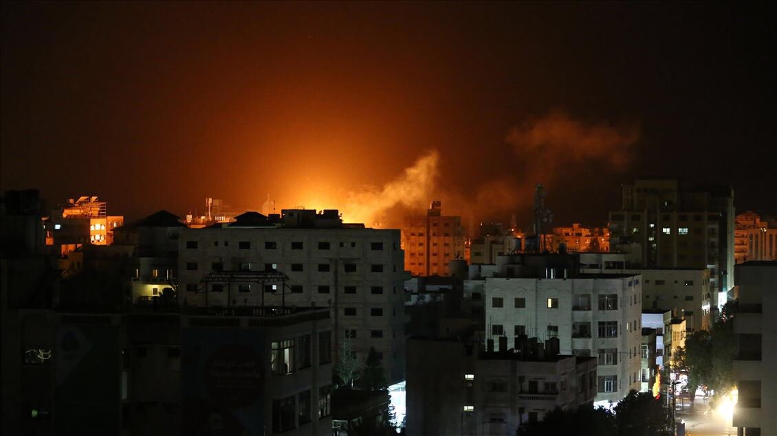 5N1KUDUS_'s tweet photo. İsrail ordusu, Gazze’den atılan roketin Tel Aviv’de bir eve düşmesinin ardından Gazze Şeridi’ndeki Hamas’a ait hedefleri vurmaya başladı. https://t.co/gqxMQE16UX