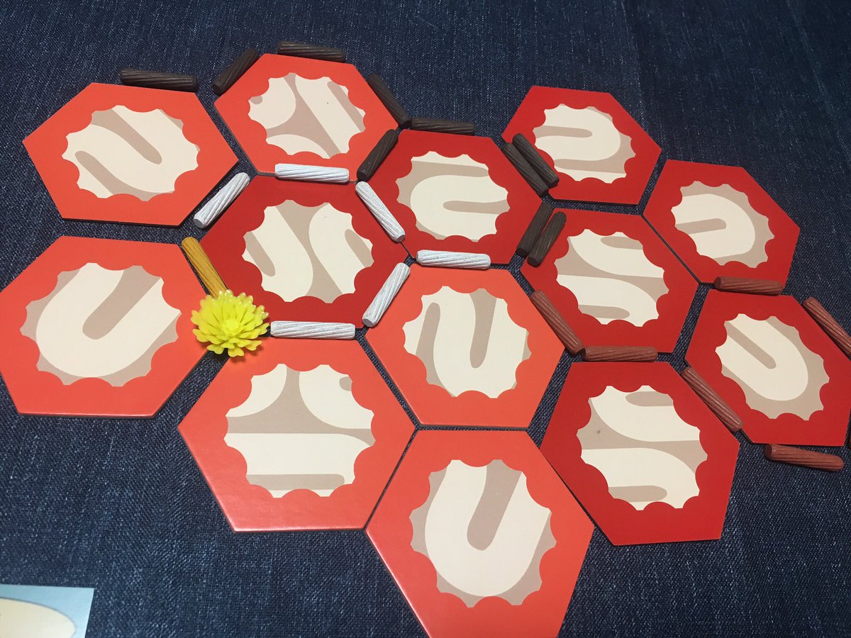 joyn_marin's tweet image. 【CATAiN〜the most longest unco〜】
な、なんと！ウ◯コが題材のカ◯ン！！笑

某マーカーから続く誰よりも長〜いウン街道を作った人が勝つゲーム。

カタンのルールを知っていれば、だいたい遊べますw

カードの効果が強力なので、資材貯めてカード引くプレイスタイルがオススメ( ´∀｀)