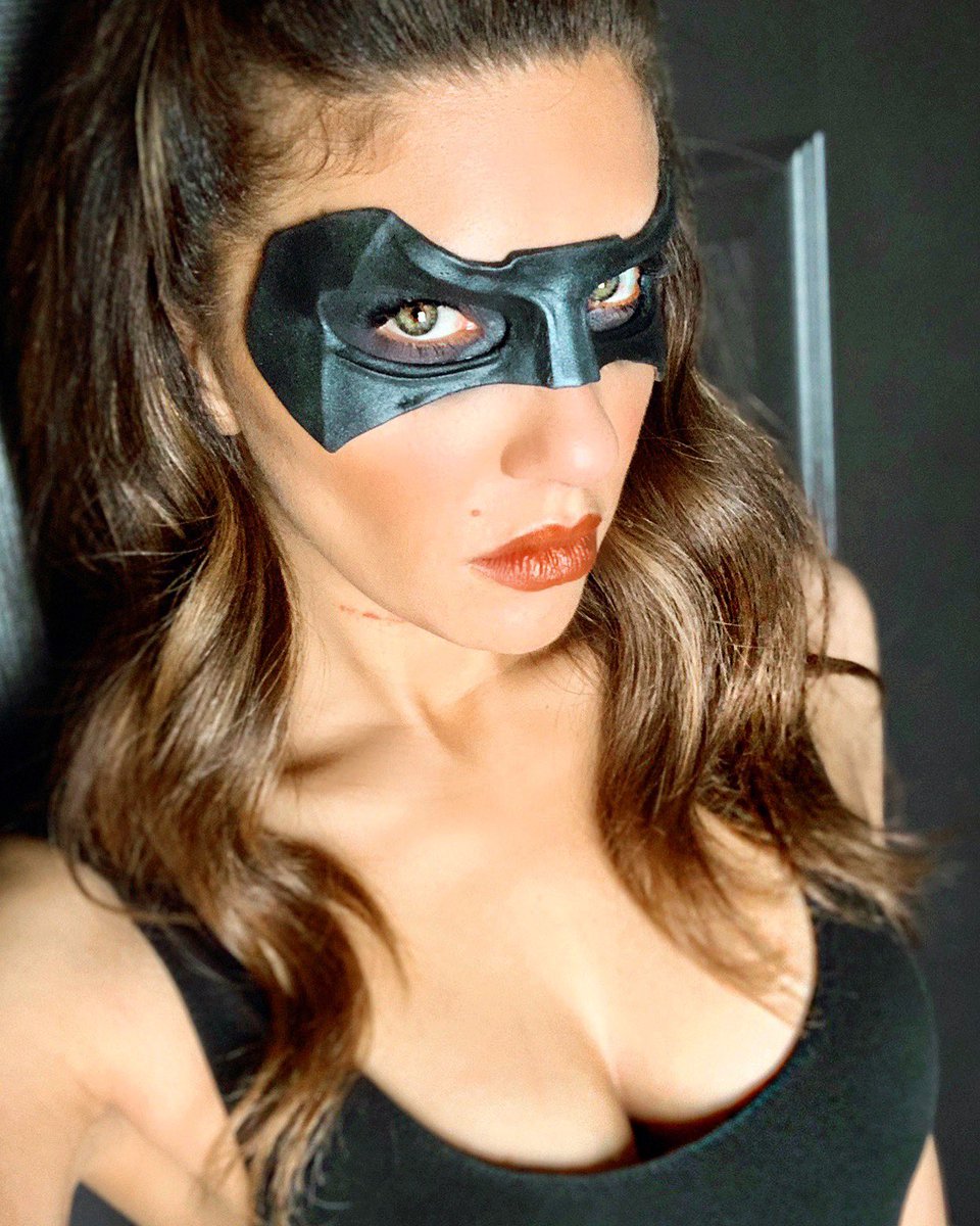 JulianaHarkavy's tweet photo. All new #Arrow tonight. Suit up! 🖤🏹 https://t.co/hZWIzdivyY