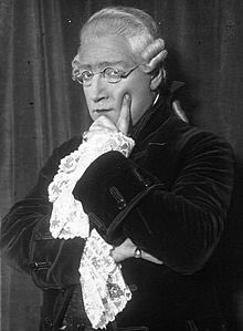  #LesCinéastesDuHangarRangée 6115- SACHA GUITRY21 février 1885 - 24 juillet 1957(France)- Le Roman d’un Tricheur (36)- Quadrille (38)- La Poison (51)- Si Versailles m’était conté (54)- Napoléon (55)- Si Paris nous était conté (56)- Assassins et Voleurs (57)