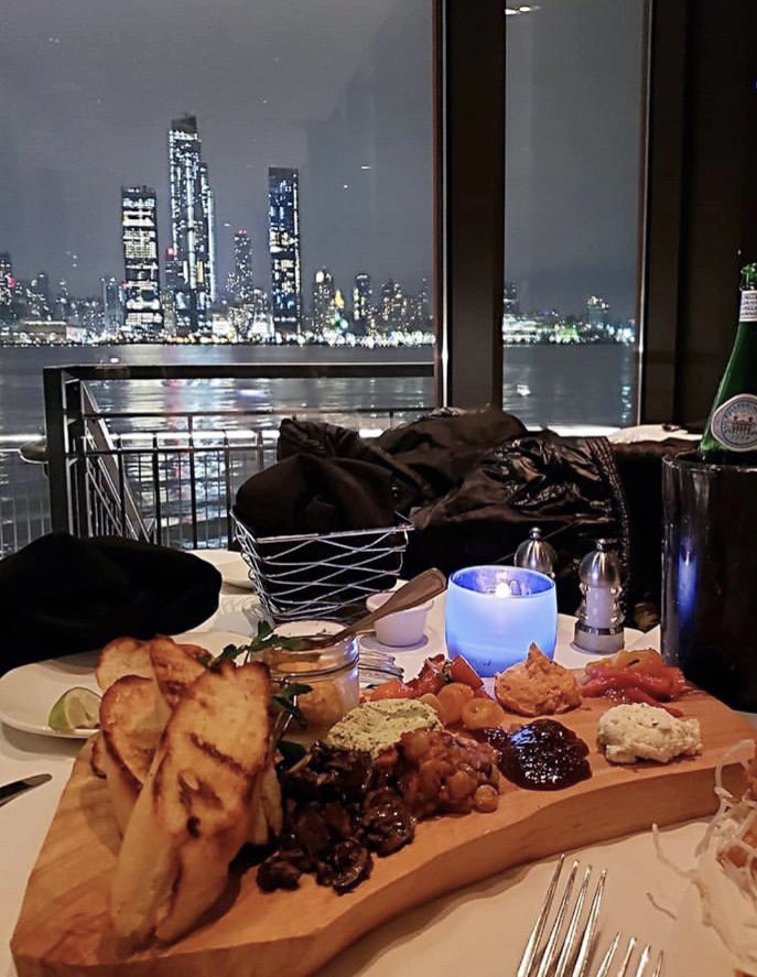 ChartHouseRest's tweet photo. You might want to take a seat for this. #dinnerplatter 📸:mariaproi
#dinnerwithaview #foodies #foodiesfinds #chewdoin #goodeats https://t.co/0mlgJwZHuk