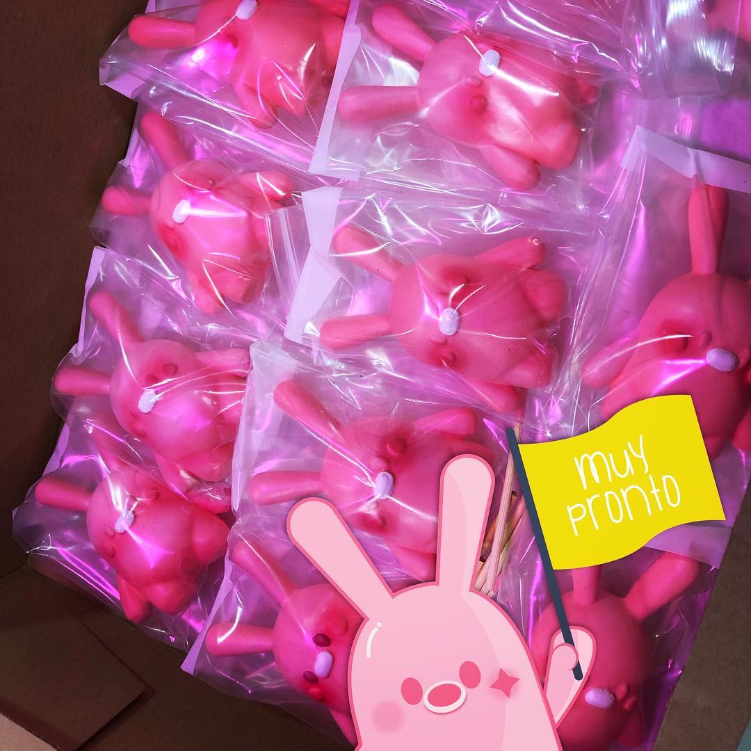 Un lindo personaje llegará a #PlasticoMacizo3

Toi Hecho en México presentará la primer colección de Conejos en la Luna con Tochin, una figura de resina diseñada y producida por la misma marca #ArtToy