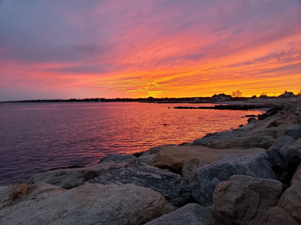 Wickedly_Witchy's tweet photo. #STUNNING !!
#Monday #Evening #Sunset
#AveryPoint #UCONN
#Groton #Connecticut https://t.co/TDkg5oRLlv