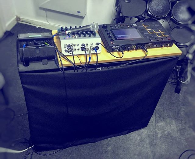 ale_loy's tweet image. Work in Progress

#New #LiveTable #LiveSetup #DjDesk 
#MpcLive #TCHelicon #Voicelive #SubZero #Mixer 
#LiveElectronic #Rock #Dance #Pop #Funky #Guitar #Midi #Voice #Microphone #AleLoy #S