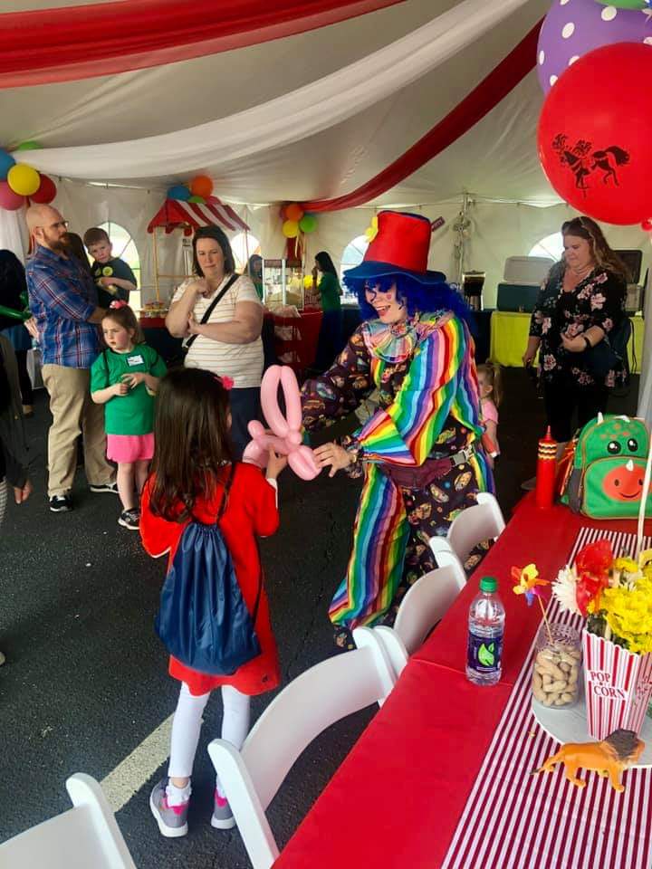 PartyAnimalsGA's tweet photo. Miss Blueberry Sparkle Muffin giving away balloons and sunshine smiles! 😊🎈🎉 What a fun event! #EastsideNICUReunion #LoveGwinnett https://t.co/Y8TxXMXbLo