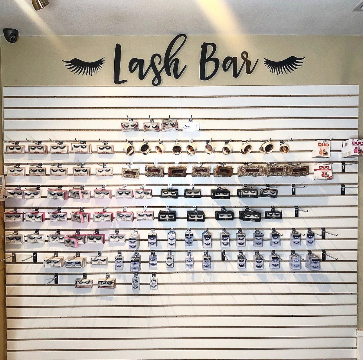 ObsessedBeautyC's tweet photo. At 19yrs old I rented out a house and turned it into a boutique, makeup studio, and created my own lash brand that are available in 6 retail stores! Twitter, help a young female business owner out🙏🏻✨ IG: Obsessedbeauty_ https://t.co/ZI0TBVOoaT