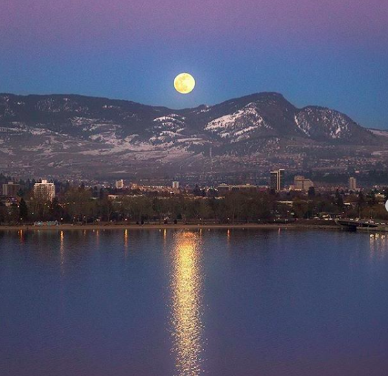 Nice shot of last week's super full worm moon, shared by <a href="/KelownaView/">Kelowna</a>. 🌕#exploreKelowna