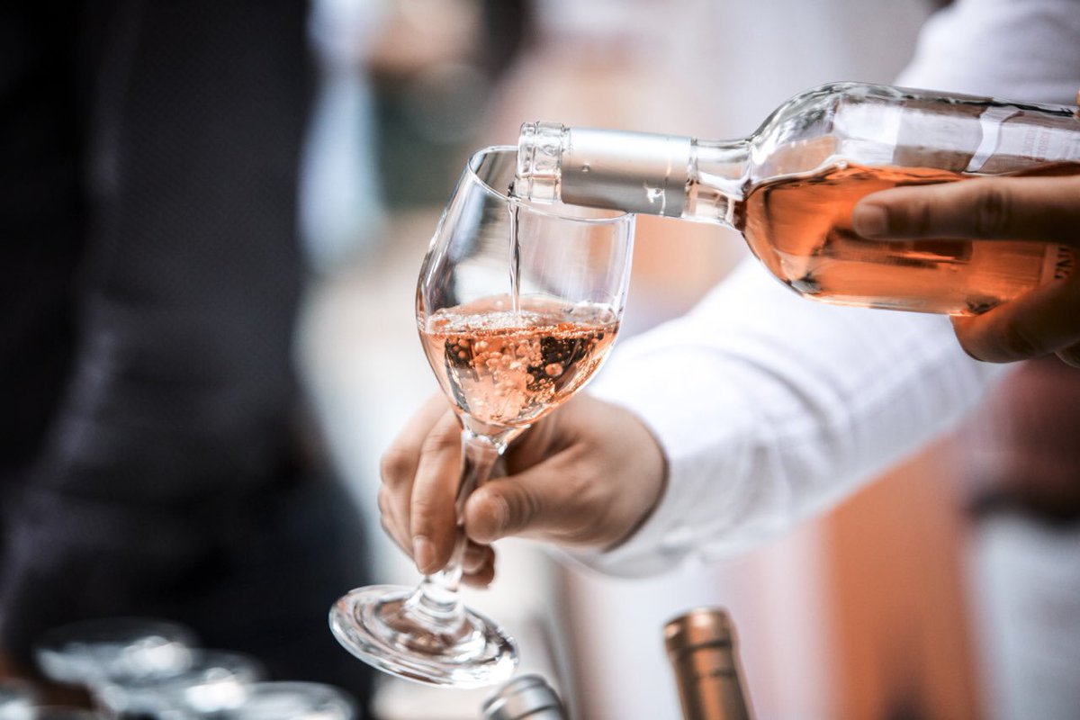 halosmile_'s tweet photo. Having a glass of wine after work? Remember that if you apply HaloSmile, your teeth will be stain free for a full 24 hours and you can drink up 🤗
•
•
•
#halosmile #happiness #teethcosmetics #cosmetics #smile #crueltyfree #shine #brightsmile #whitesmile #teethwhitener https://t.co/ti7cPxhNiZ