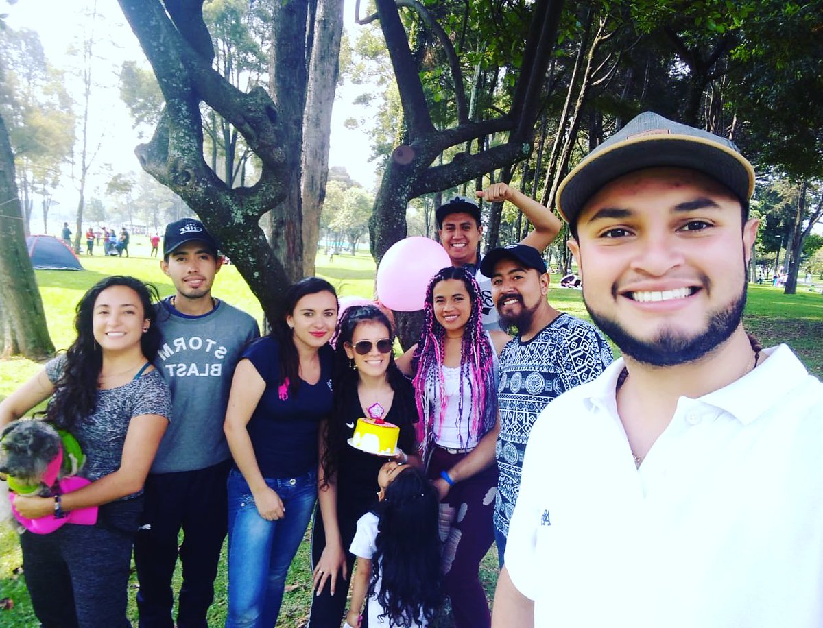 TrianaXiomy's tweet photo. Amistad que permanece x los años... #prom2008 #amigos https://t.co/a4xwS1GNwE
